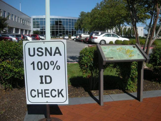 ハーバーから校内に入ってくる場所に設置されていましたが、この週はボートショーの為、封鎖されていました。<br />このＩＤチェック、海軍の人が担当しています。（ＵＳＮＡだから当たり前ですが）