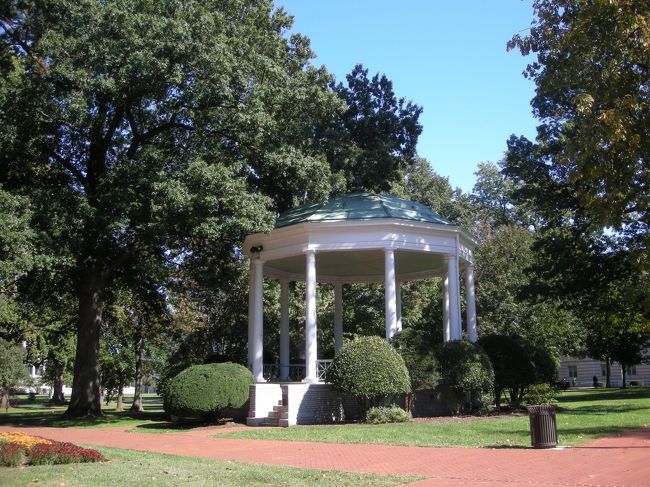 学生が校舎移動の際に隠れて携帯をしたりしてました。