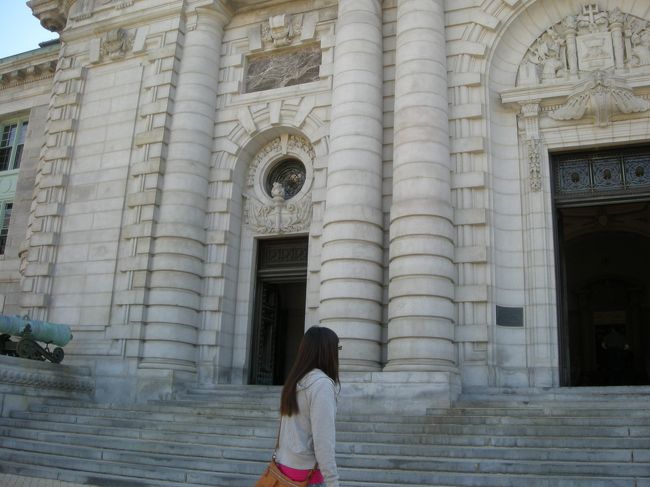 学生が行進後に入っていく建物へ・・・・