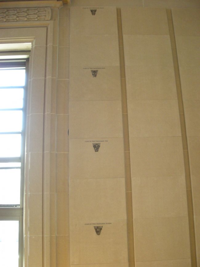 壁にこの学校が創立されてからの年号が刻まれてあります。