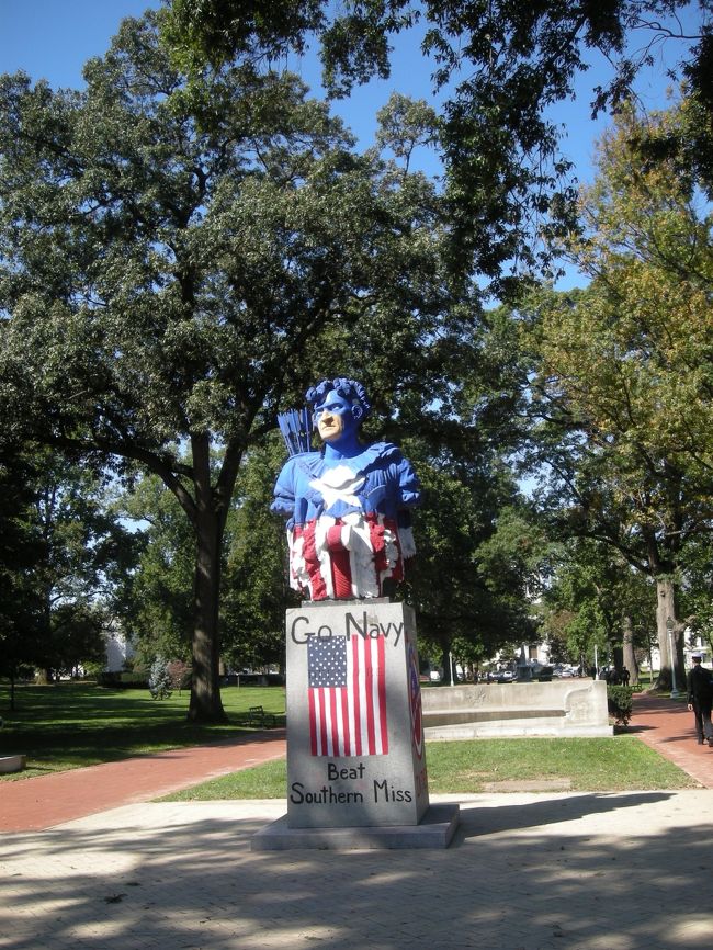 次のフットボール対戦相手をテインティングして士気を高めるそうです。学生が行き交う場所に設置されています。フットボールの試合応援は学生は必須です。。。で、彼氏は娘と一緒にいる事を選び、サボりました。後日（私達が帰国後）違反者（他の件も含めて人数が集まったら）たちで校庭を延々と１時間、罰として行進させられたそうです。