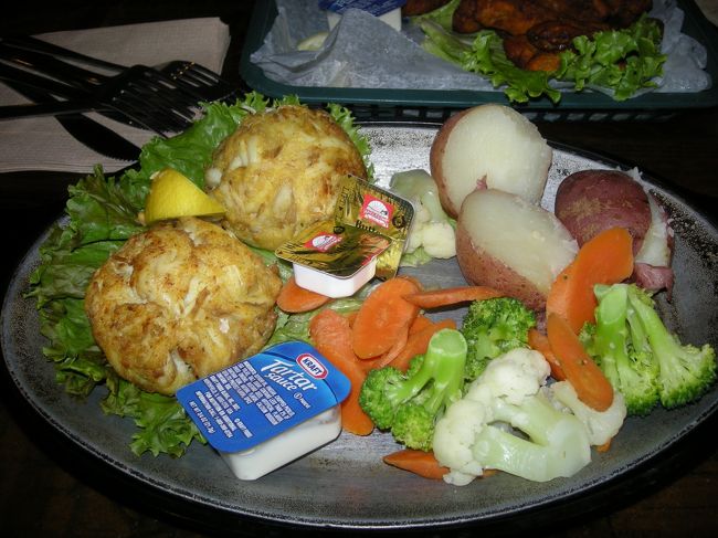 私が食べたかったアナポリス名物の＜クラブケーキ＞です。クラブ→カニですね。高いけど美味しかった！！