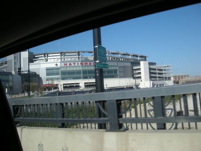 巨大なスタジアム。この日はヘリが飛んでの中継でした。