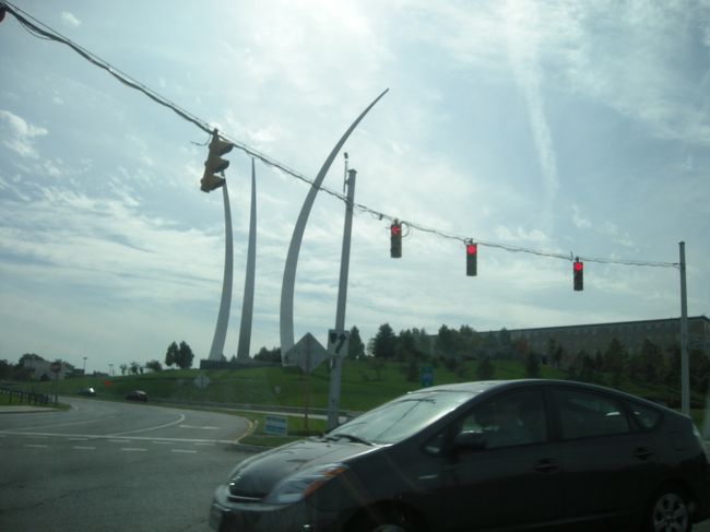 エアホース基地入口にあるモニュメント。無言の車窓から。