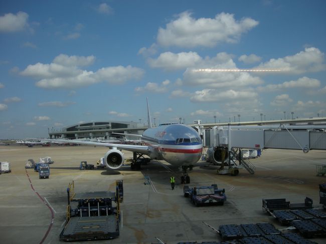 この飛行機で帰国しました。ターミナルでは、授業中の彼からメールが入りました。