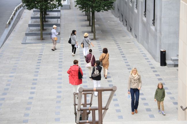 王宮のある丘の上から中央駅、グランプラス方面へは階段を下って行きます。<br />