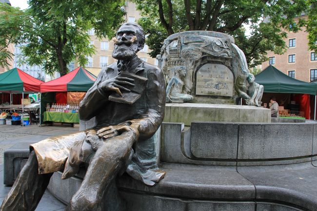 7月21日ナショナルデーの最中、ブリュッセル観光をします。<br />セント・ミッシェル大聖堂で騎馬隊や要人達を見た後<br />http://4travel.jp/traveler/3029/album/10691827/<br />グランプラス目指して歩きます。<br />途中で出くわした小さい広場。<br />愛犬と遊ぶチャールス・カレル・バルス氏の銅像。<br />氏は、19世紀のブリュッセル市長。<br />グランプラスの今の姿を保護する事に貢献した人物。<br /><br />氏が座っているベンチに、歩き疲れた観光客が座っていたり、<br />氏の膝に座って記念写真を撮る順番待ちが出来ていたりする。<br /><br />ブリュッセルと言うか、ベルギー人は冗談や洒落が効いている。<br />