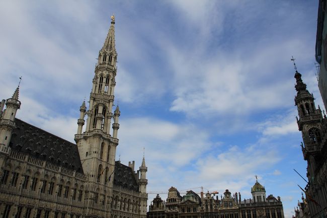 ん？　市庁舎の塔の上には何がいるんだろう？