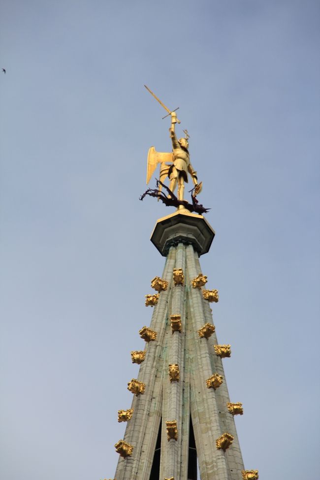 市庁舎の尖塔には1455年から、ブリュッセルの守護聖人、大天使ミカエルが、<br />街を見下ろしている。<br />打倒した悪魔を足蹴に誇らしげに、剣を振り上げている。<br /><br />