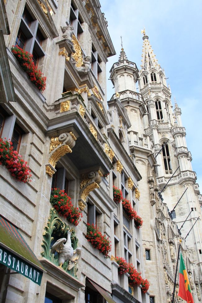 グランプラスのギルドハウスと市庁舎の塔<br />煌びやかな建築物