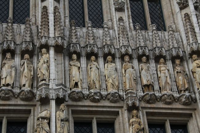 市庁舎の外壁の装飾<br />ゴシック・フランボワイヤン様式だそうです。<br />ゴシックだな、とは思いました。