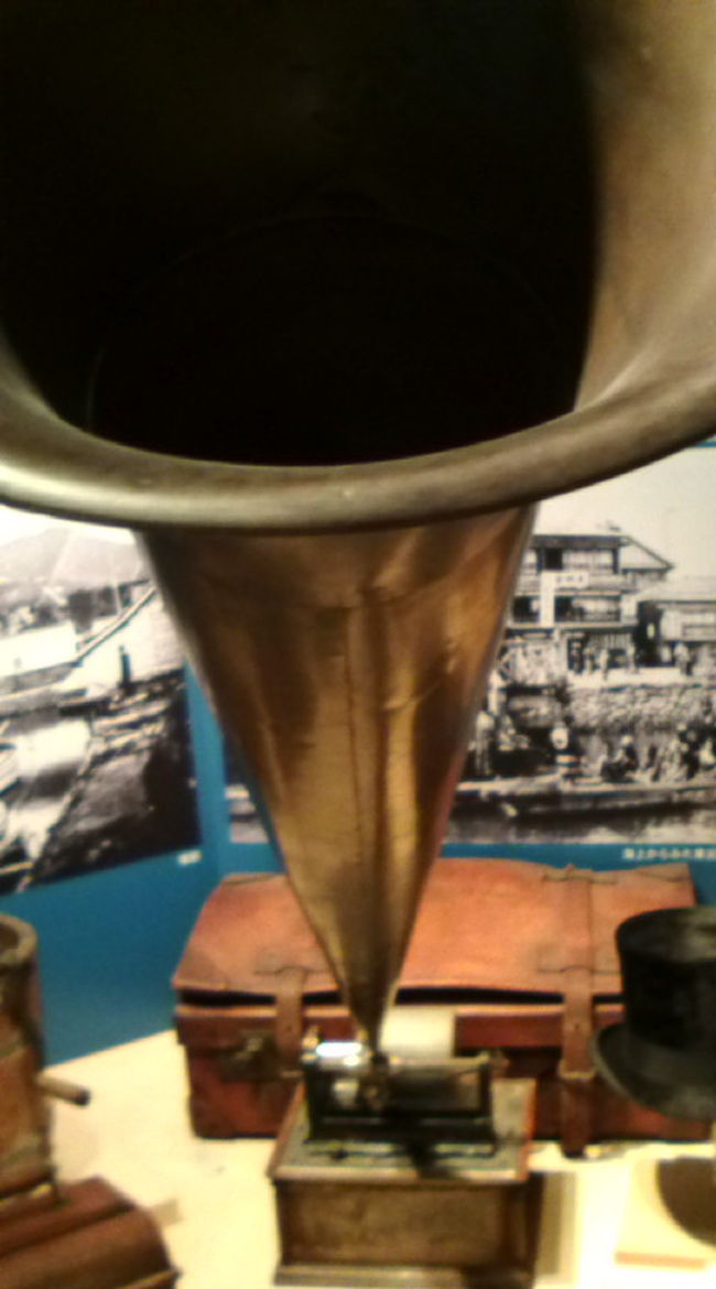 ラッパ口がでっかい蓄音機。ハイカラ〜