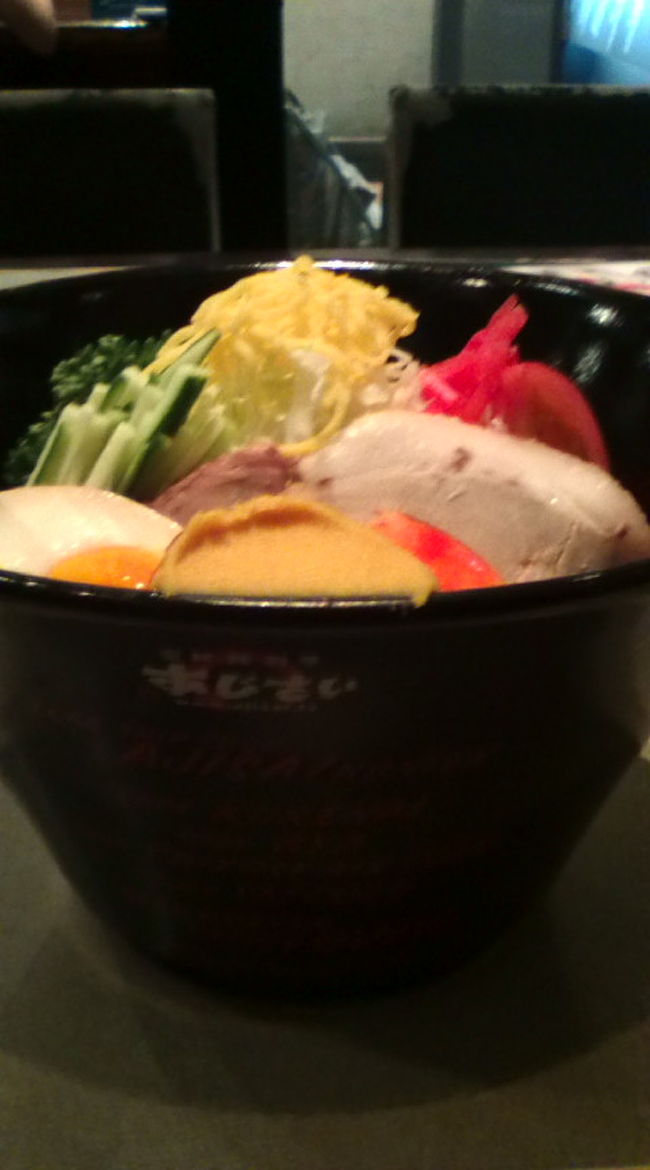 が、暑さでばてた体がどうしても「さっぱり感」を欲してしまい、王道の塩ラーメンでなく、冷やしラーメンを注文。