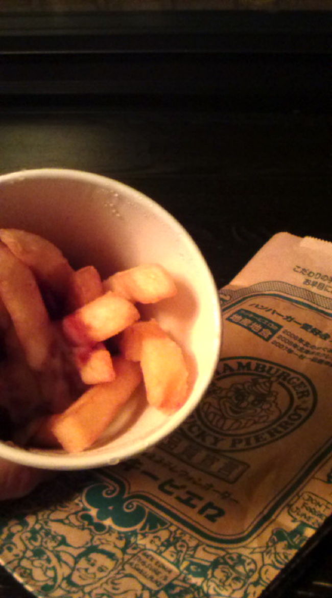 ラキポテも（ラッキーピエロにて）購入。チーズとミートソースっぽいソースがかかっていました。若者には人気だろうな〜こういう味。