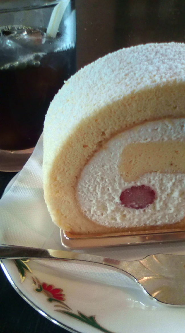 ３日目のお目当ては港まつりの花火！それにしても函館についてから連日暑い…。避暑をするため、ちょいと休憩。はこだて海鮮市場内でイートイン。ばら苑のシルクロール。スポンジ部分はもちもちしてて、クリームは濃いけど甘さは控えめでした。本当はばら苑のそのまんまチーズデザートが食べたかったけど、ばら売りも２個入りもなかったので残念。<br />しばし休憩。アイスコーヒーが美味しかったな。