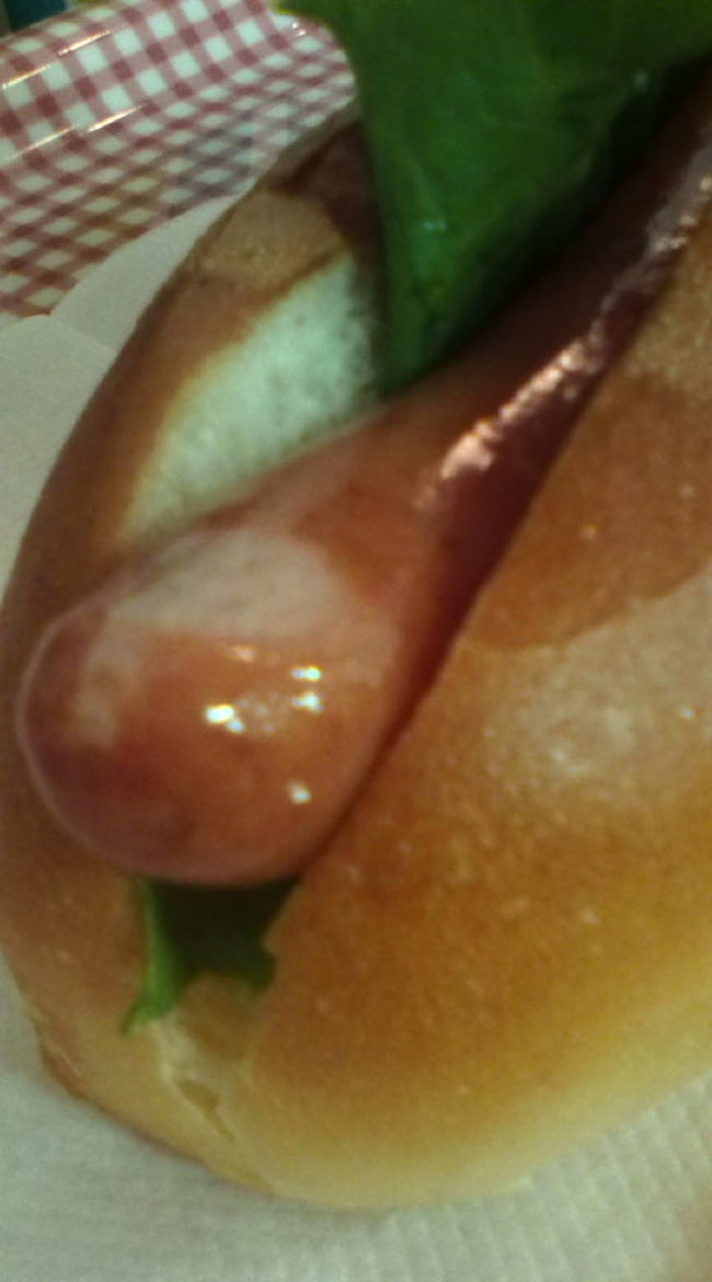 軽く、ホットドックを。テーブルのケチャップ・マスタードをお好みで♪美味しかったです。