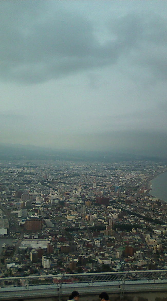 さて、今日の目的の港まつり花火。混むだろうとは思ったけれど、ベタな発想で函館山の展望台から見ようと決めました。張り切って（張り切り過ぎて）日没前に到着。夜景がきれいになるのは日没後３０分ということで、まだ人もそんなに多くない…。とりあえず場所を確保して日没を待つ。