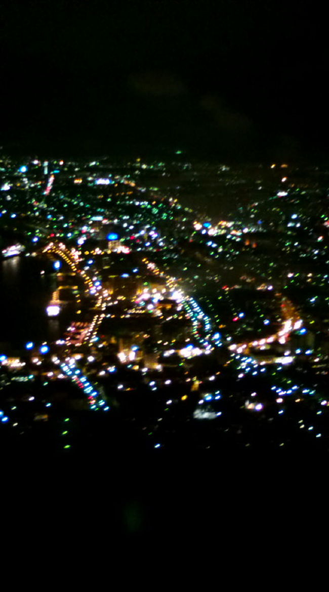 きゃー。夜景きれいです！人もたくさん集まってきました！<br />そしてそろそろ…