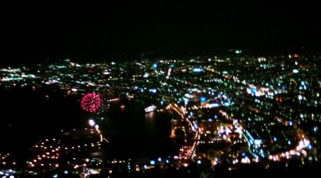 花火〜！<br />写真じゃちっちゃーい！ですが、肉眼ではよ〜く見えます。左側の緑の島から打ち上げてます！夜景とのコラボや〜。