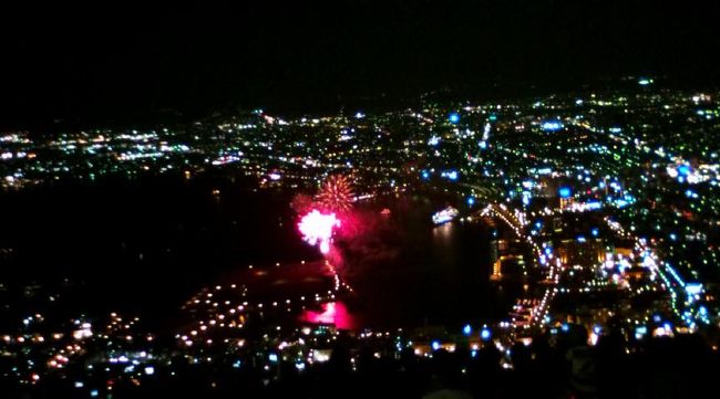 夜景と花火が重なって遠近感（？）が生まれるので、「あ〜花火ってやっぱり球体に爆発しているんだ」と分かりました。面白い。<br />花火の音も１，２秒遅れて聞こえました。結構離れているんですね。音が苦手な私としては好都合でしたが。迫力を求めたい方は、物足りないでしょうか…。