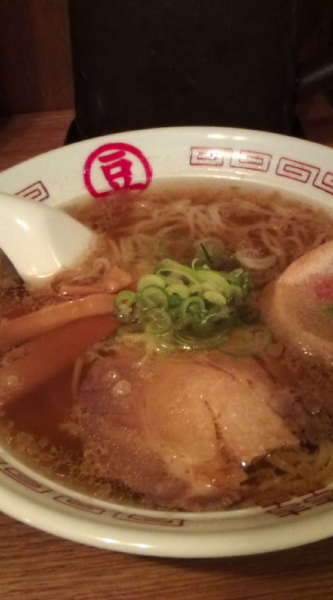 一番シンプルそうな塩ラーメンを。<br />麺にふのりが入っていて、包丁で切ってますって説明が貼ってありました。そのせいなのか、麺が「チュルンチュルン」以上につるつるして抵抗がない感じ。おもしろーい。塩味よりもその麺の滑りが私は初体験でびっくりしました＞＜<br />スープはまろやかな塩味で、食べやすく美味しかったです。