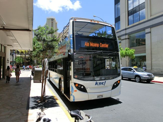 滞在中に何度もお世話になった　２階建てバスです。<br /><br />これに乗って出発です。<br />カラカウア通り→ハナウマ湾→潮吹き穴→サンディビーチ→マカプウ岬を巡る４時間のツアーです。