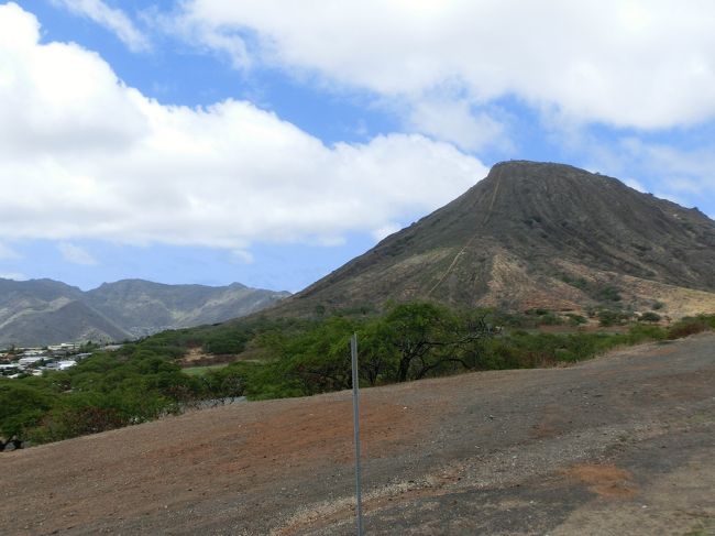 カラカウア通りを抜けてしばらく走ると　ココヘッドが見えてきます。<br />いつかは登ってみたいけど、まっすぐの一本道でかなりキツそうです。