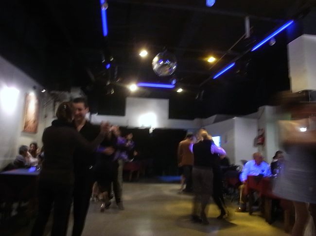 女性はみんなきらきらしたハイヒールを履いて踊る。<br />普段着ぽい人もいたけど、肌の露出したセクシーな服を着てる人が多い。<br />そしてハイヒールで踊ってるのでふくらはぎの筋肉がすごい。<br /><br />マダムもいつの間にか靴を履き替え、タンゴに備える。<br />お誘いを受けては踊りに行く。タンゴ暦は20年、さすが上手。<br /><br />私はシャンパン（アルゼンチンのシャンパンは安い）飲みながら鑑賞。<br />挨拶してくれる人もいたのだけど、運動靴じゃ踊れないし。。<br />そのうちの一人と波長が合うなとおもったら、アラブ系でレバノン出身。しかもニックネームが中東なのでトルコだとか。ちょっと違うんだけど^^;<br />英語も堪能なのでいろいろおしゃべり。<br /><br />こういうダンスホールでお互いどうやってペア組むのって聞いてみたら、初対面でもお互い目が合ったら男性が踊りに誘いにいくんだよと。<br />踊りが上手で先生もしているらしい。<br />姪が日本でタンゴを教えているらしい。名前忘れたけど有名な先生だそうだ。