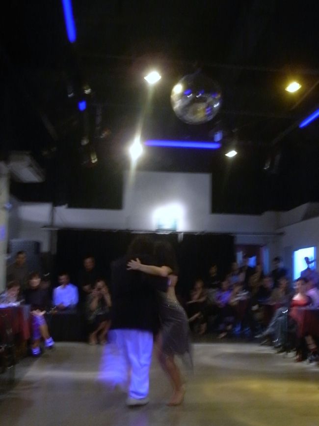 そろそろ夜中2時過ぎ。<br />みんな元気だな、まだ踊ってるよ。<br />今日は日曜日、てことは明日から仕事なのでは？<br />そんなことは関係ないようす。<br /><br />プロダンサーたちの踊りが始まった。<br />女性が背中の大きく開いたゴールドの衣装着てたのはそのせいね。<br />男性はいい体格してるけど、ステップは軽やか。<br /><br />午前3時ごろ、ようやくマダムと家路に着く。<br />タンゴいいわー、バンドネオンが奏でるタンゴの音楽が物悲しい。<br /><br />町を歩けばそこらじゅうにイケメンもいて口元緩みっぱなし。<br />アルゼンチンに恋しそうだ。