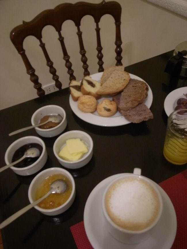 翌朝8時半には起きて朝ごはん。<br />ご主人お手製のパンが美味しい〜カプチーノも本格的で文句なし。<br />マダムは明け方まで私と一緒だったのでまだお休み中かな。<br /><br />ちょうど一緒になった香港人カップルとおしゃべり。<br />3ヶ月かけて南米旅行してるという彼ら。香港からは日本経由、アメリカ経由でエクアドル入りしたらしい。当然日本からくるより時間かかったそうだ。<br /><br />このあと私はキトに飛ぶというと、旧市街は素晴らしいよと太鼓判押される。<br />彼らは今日イグアスの滝へいってブラジルに入るという。絶対行ってね、とレンソイスをお薦めしておいた。