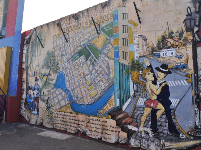 もっとお話したかったけど、午前中はBoca地区を観光後、午後12時半のフェリーでお隣ウルグアイのコロニアに行くのでお別れする。<br /><br />152番のバスに乗ってBoca地区へ。終点まで乗って20分くらい。<br />タンゴ発祥の地、そしてその昔イタリアやスペインからの移民が集まっていたというBoca地区。<br />マルコ（母を訪ねて三千里のマルコです）もここでお母さんの行方を捜し求めてさまよい歩いたのでしょうか。<br /><br />