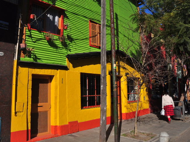 原色の建物に、赤いチェックのスカートが映える。<br />着てたのは見た目たぶん80歳くらいのおばあちゃんだった。