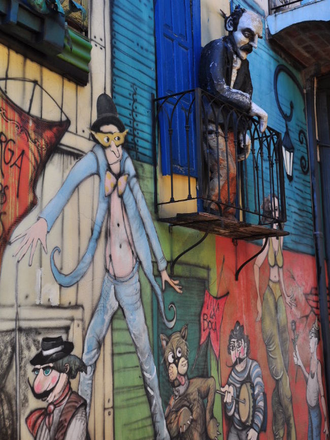 写真撮りながら歩いてると、<br />タンゴ見ていかないー？<br />とあちこちで呼び込みをされる。<br /><br />見たいんだけど、時間がないのよ。<br />あと30分でウルグアイ行きのフェリー乗り場に行かなきゃなのだ。