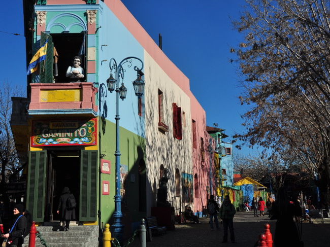 すごくTouristicだよ、という言葉通り観光客だらけ。<br /><br />建物がカラフルで面白い。