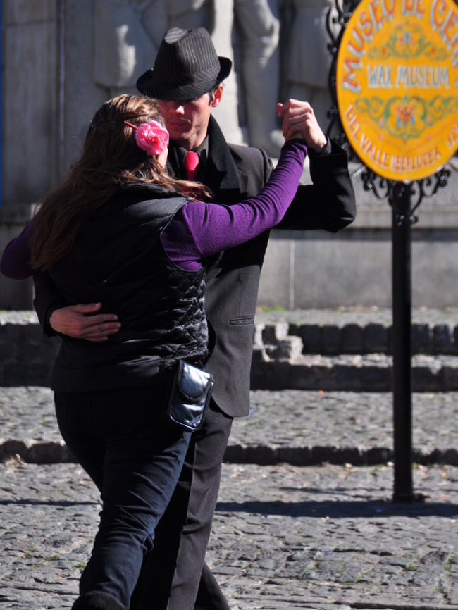 いいなー、これやってみたい！<br />この男性モデルはちょっとぎらぎらしてて好みでなかったけれど。<br /><br />よし、今度ブエノスアイレス来るときは、タンゴ撮影用の服を持参しよう。<br /><br />Plaza de Mayoあたりまでバスで戻り、そのあとはタクシーでフェリー乗り場へ。<br />コロニアへ向かいます。<br />http://4travel.jp/traveler/sunnyy/album/10683089/<br />