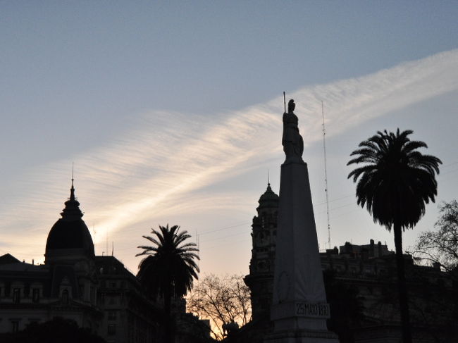 フェリーでコロニアから戻ってきたら日も暮れかけていた。<br />フェリー乗り場から歩いて宿へ帰る。<br />Floridaは歩行者天国みたいな通りになってて歩きやすい。<br /><br />Plaza de Mayoに到着。<br />宿近くのカフェでお茶＆ケーキ食べて、部屋に戻って少し休んで夜の街へ繰り出す。