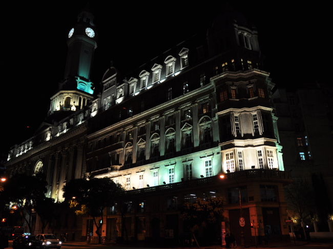 といってもPlaza de Mayo付近だけ。<br /><br />近くを歩いていたおじさんが突然あっと声を上げて、<br />自転車に乗った男の子を追いかけ始めた。<br />どうやら何かすられたらしい。<br />けっこう走ってたけど、最後はあきらめて両手を挙げてあーあ、と悔しそう。<br /><br />私も気をつけなきゃ。<br />首に下げたカメラをコートの下に隠し足早に歩く。