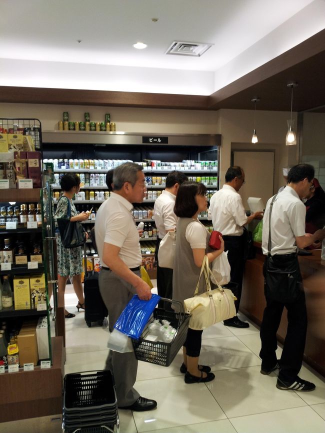 仕事が終わって東京駅へ。<br />週末の東京駅はこれからでかける人でいっぱい。<br />わくわくします。<br />そんな人たちにまぎれて買い物。