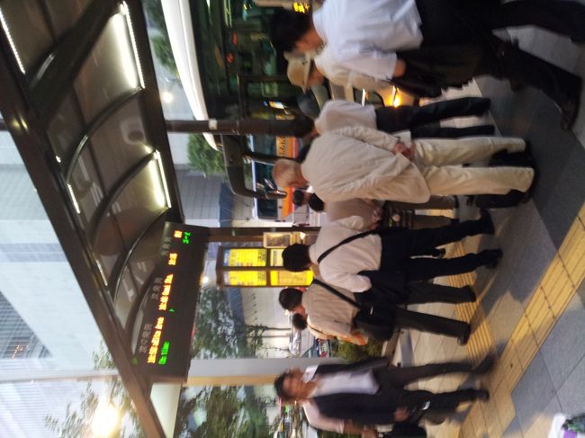 東京シャトル　http://www.keiseibus.co.jp/kousoku/day/nrt16.html<br />は八重洲口の前の大通りを渡って、日本橋方面に行ったところにありました。<br />他の京成の千葉方面行きのバスは大入り満席。