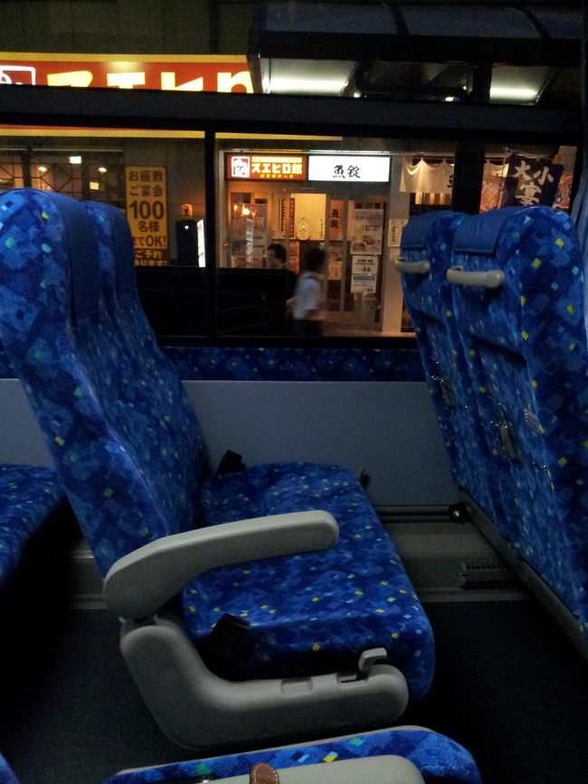 そこそこゆったり。前後人がいなかったのでリクライニングを倒してまったり。