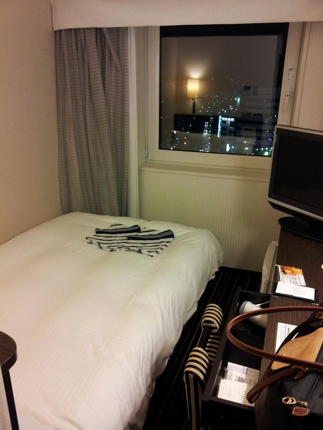 今日は前泊するので成田駅に引き返します。宿はAPA HOTEL成田駅<br />http://www.apahotel.com/hotel/shutoken/10_keiseinarita-ekimae/index.html<br /><br />ひと部屋5,000円と安かったのと、大浴場がついていたのでこちらにしました。<br />2500円＋バス代800円なら、地元の最寄りから空港行きのバスに乗るのとほぼ値段が変わらないので、成田を使うときはこのコースは今後ありかもと思いました。<br />朝ゆっくりできるし。