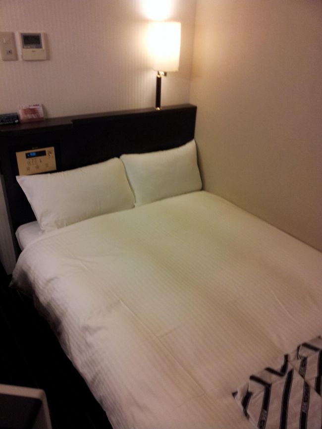 部屋の第一印象はせまっ。奇麗だし寝るだけなので問題ないですが、狭いですw