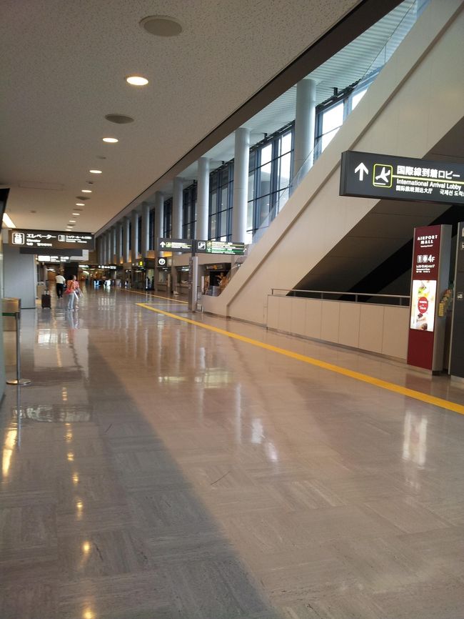 でも我々は今日はこちらに向かいます。国内線のカウンターへ。なぜこんなに早く行ったかというと、プレミアムクラスhttp://www.ana.co.jp/dom/inflight/premiumclass/への当日アップグレードをするためです！<br />ネットで見ると朝一でいかねば、とか書いてあり、様子が分からなかったので一応朝イチ、7:30のカウンターオープン前にきました。