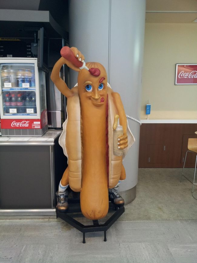 結果としては、乗ってみるとがらがらだったのですがw　まあホテルにいてもどうせ興奮して落ち着かないからよしとします！<br />荷物を預けて身軽に。<br />いつも見かける腑に落ちない看板をぱちって朝ご飯を食べに。