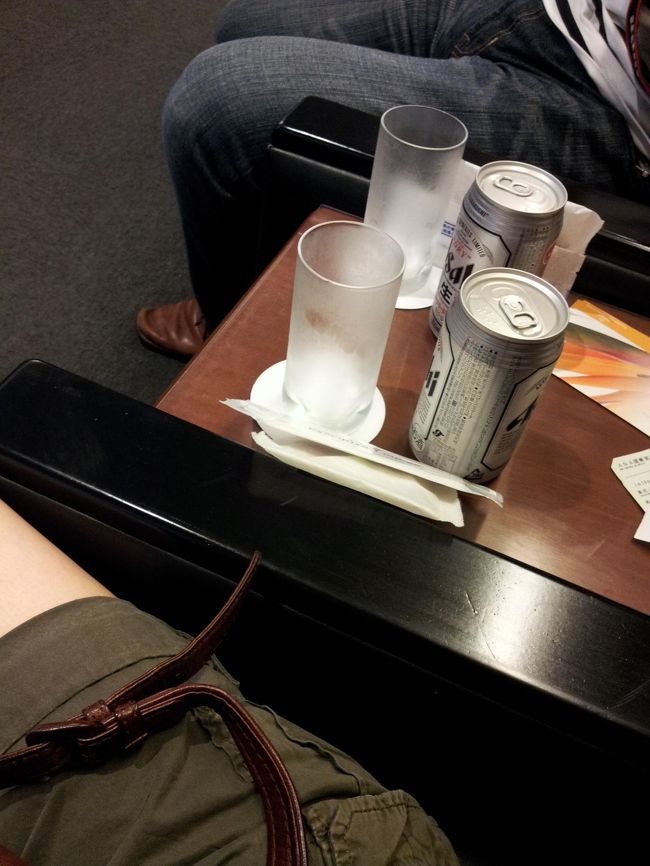 プレミアムクラスは国際線の到着ラウンジが使える、と勝手に思い込んでいたのですが、違いましたw　読んだ記事の方は、ANAの上級会員だったから入れたんですね涙<br />なので庶民のラウンジに・・・