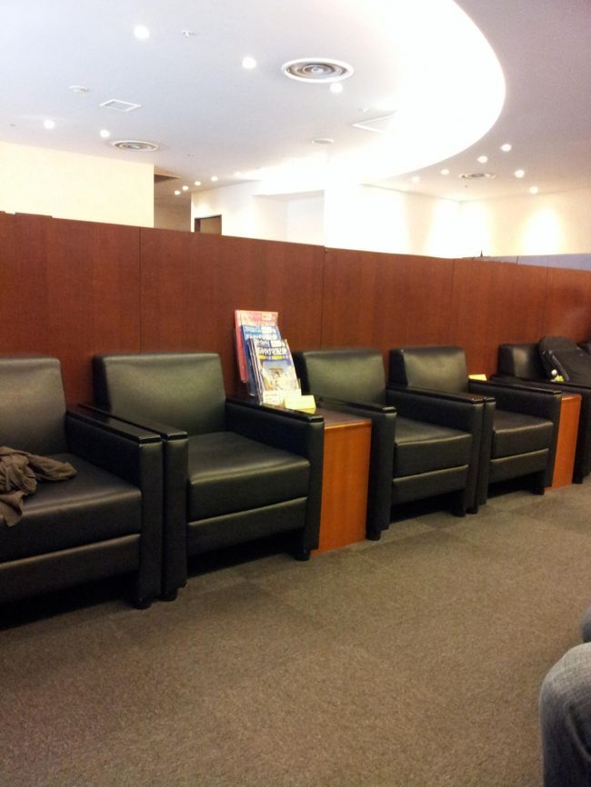 ここはいつも混んでいて、狭いしさほどくつろげないんですけど、貧乏根性でついビール一本のみに来てしまいます汗