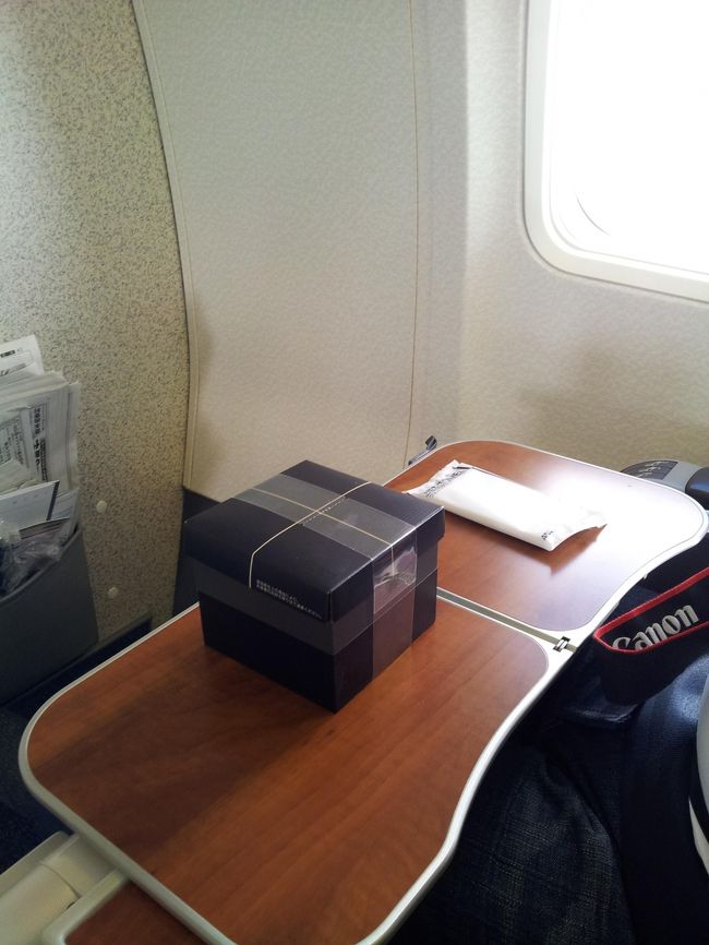 すぐにご飯。箱に入ってきます。