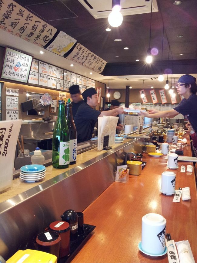 ３０分ぐらい並んでいよいよ中へ。元気なお兄さんたちが働いてます。