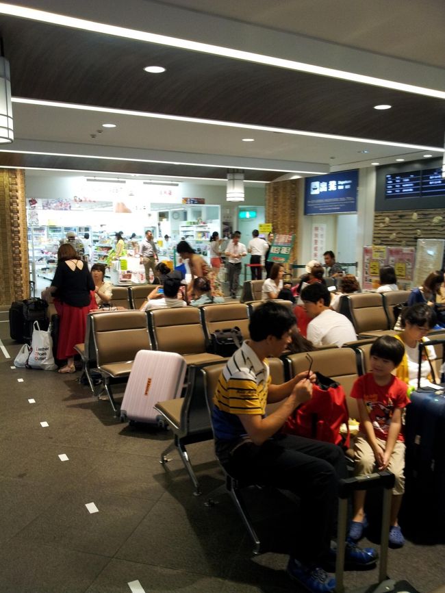 待ち合い室は混み合ってます。