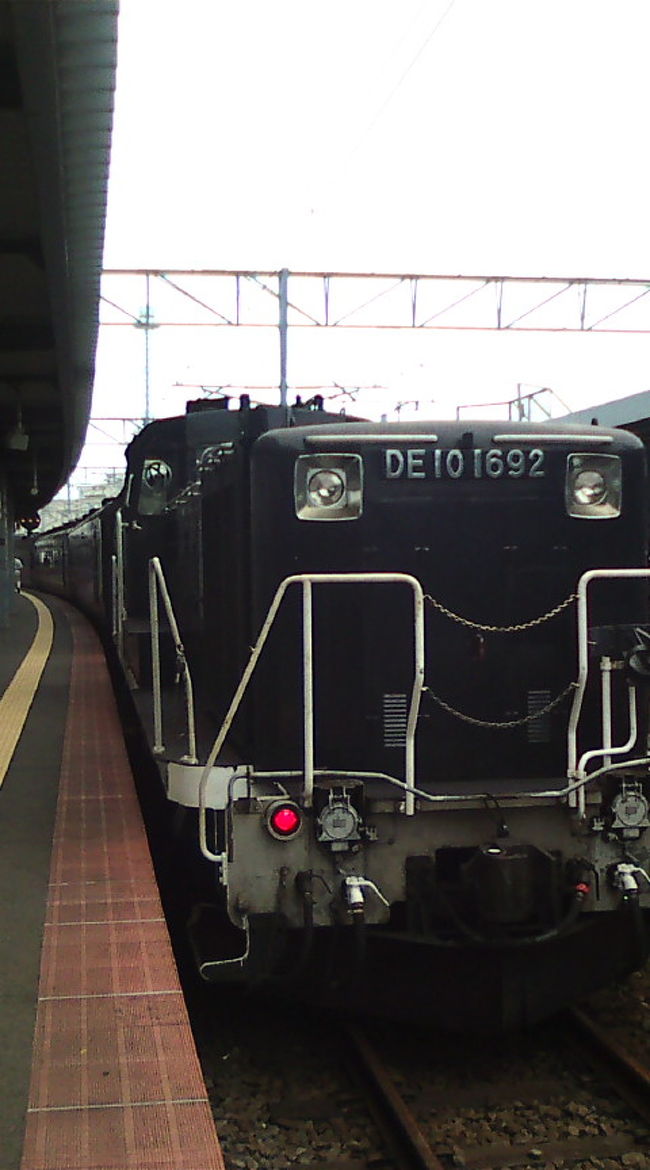 客車はすでにスタンバイ。これから機関車の先頭と連結します。